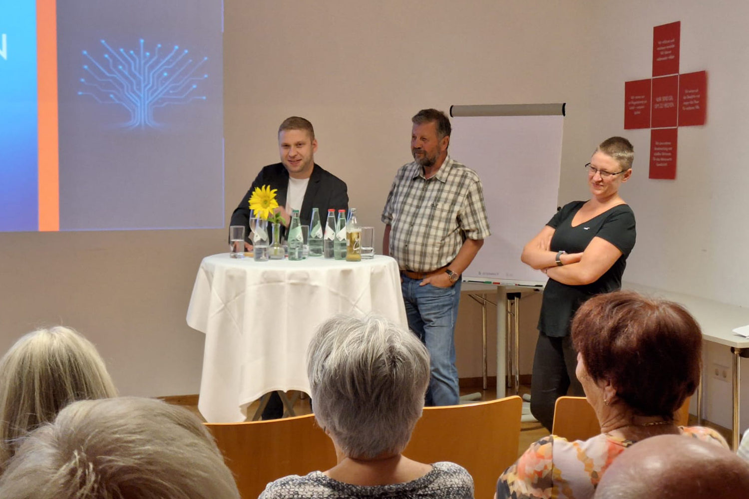 Eva Jaritz spricht vor Publikum