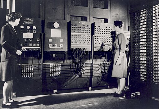 ENIAC-Programmiererinnen beim Arbeiten am ersten elektronischen Universalcomputer der Welt (1946)