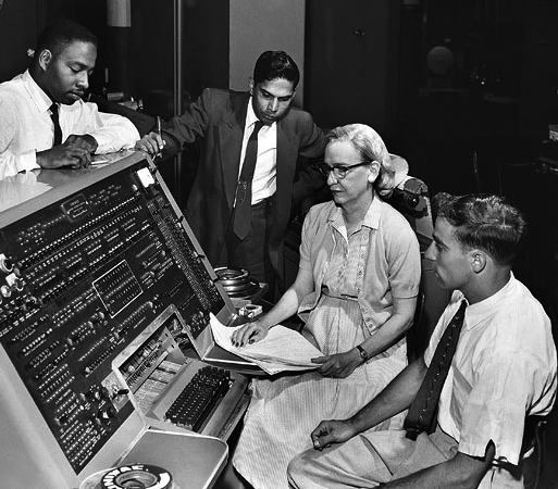 Grace Hopper mit einem frühen Computer – Pionierin moderner Programmiersprachen